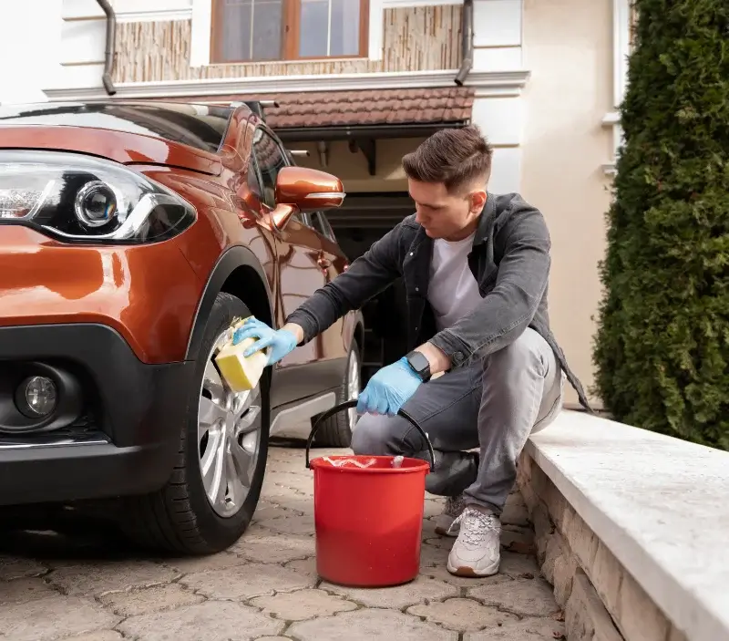 Lavage auto à domicile Lachau : professionnel intervenant sur un véhicule